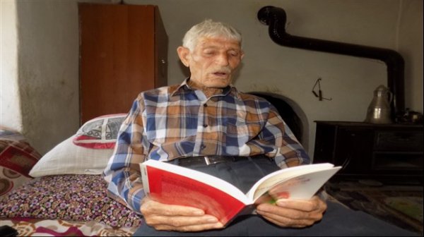 73 yaşında halk kütüphanenin en yaşlı üyesi