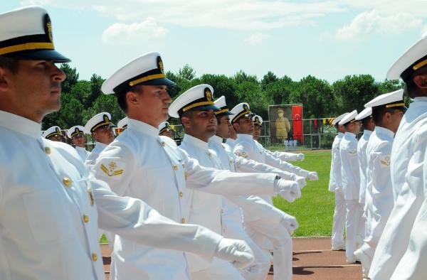 750 deniz astsubayı törenle diplomalarını aldı
