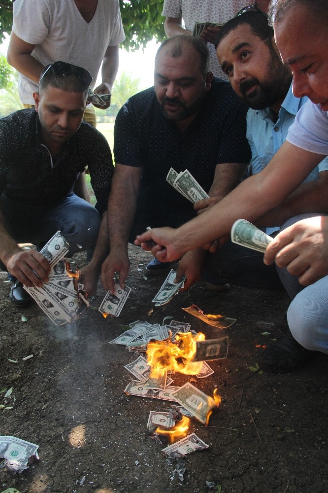 Adanalılar iPhone ’u boykot etti, dolar yaktı