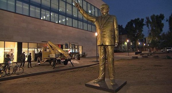 Almanya'ya dev Erdoğan heykeli dikildi