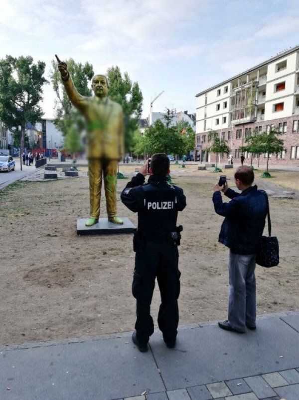 Almanya'ya dev Erdoğan heykeli dikildi