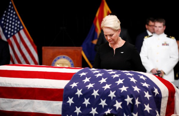 Amerikalı Senatör McCain için cenaze töreni