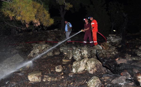 Antalya'da define ararken ormanı yaktılar