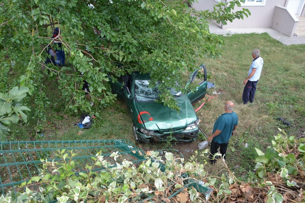 Otomobil evin bahçesine uçtu: 5 yaralı
