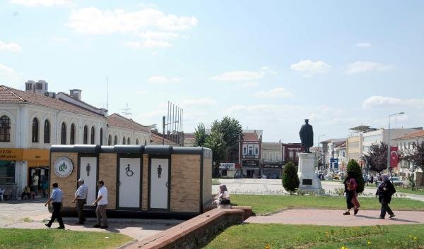 Atatürk Anıtı'nın arkasına konulan tuvalet tartışması