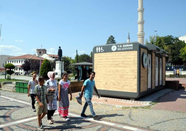 Atatürk Anıtı'nın arkasına konulan tuvalet tartışması