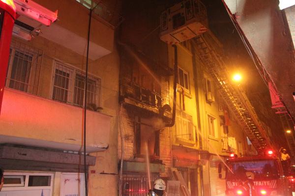 Beyoğlu'nda ahşap bina alev alev yandı