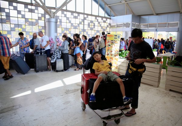 Endonezya'da turistlerin kaçışı sürüyor