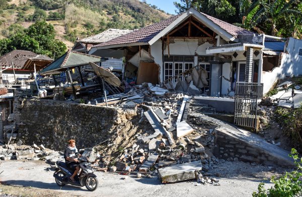Endonezya'daki depremde bilanço ağırlaşıyor