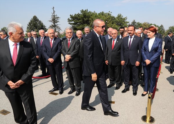 Erdoğan'ın elini her sıktığında yüzü değişen Kılıçdaroğlu