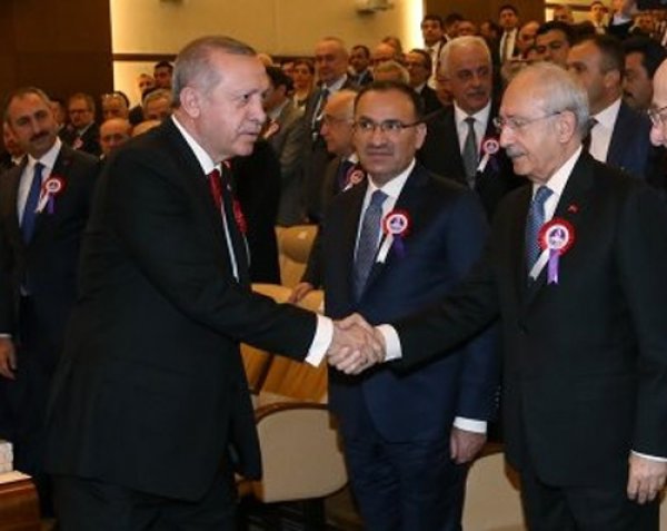 Erdoğan'ın elini her sıktığında yüzü değişen Kılıçdaroğlu