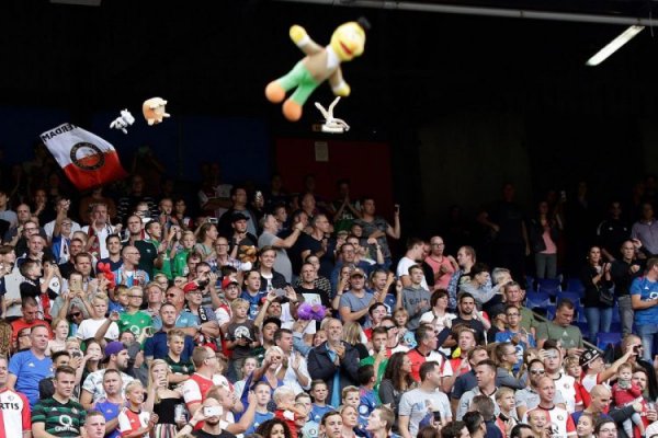 Feyenoord-Excelsior maçında tribündeki çocuklara jest