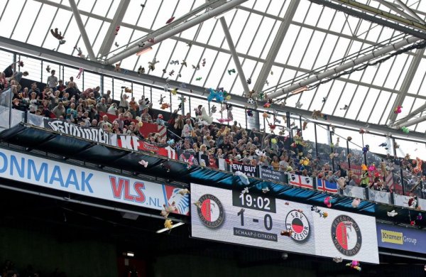 Feyenoord-Excelsior maçında tribündeki çocuklara jest