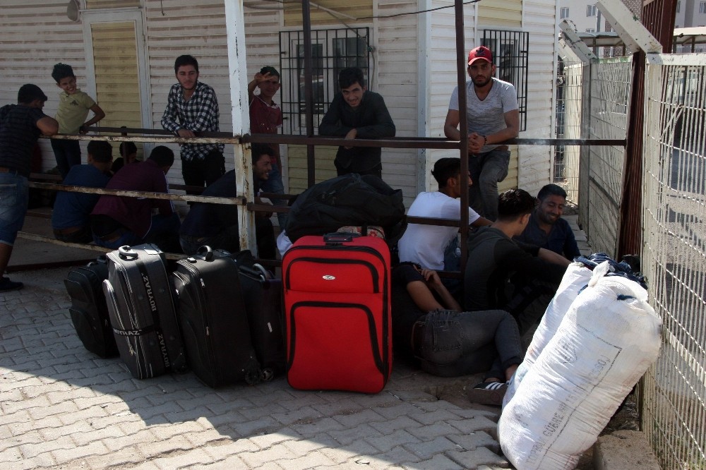 Geri dönmemek üzere giden Suriyeliler