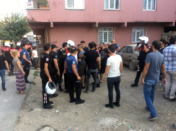 Cezaevi firarisini yakalamak isteyen polise taşlı saldırı