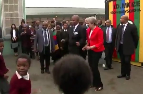 İngiltere Başbakanı May'in komik dansı
