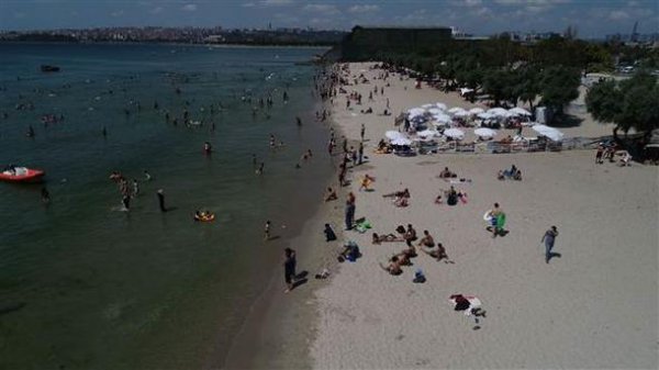 İstanbul'da kalanlar plajlara akın etti