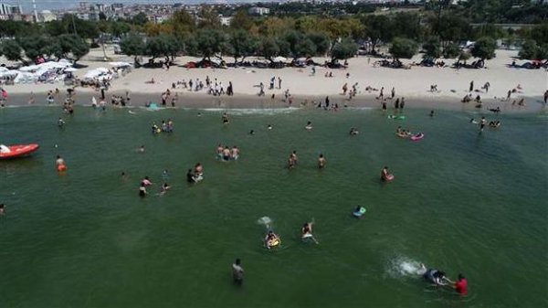 İstanbul'da kalanlar plajlara akın etti