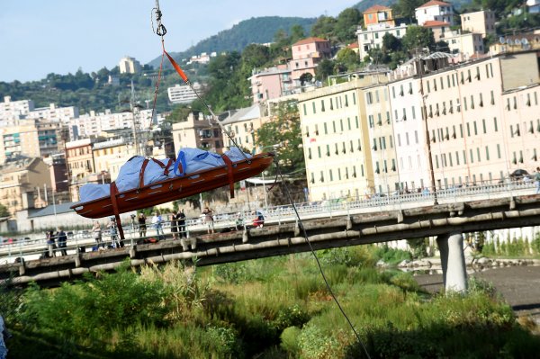 İtalya'da çöken köprüde ölenlerin sayısı en az 35 oldu
