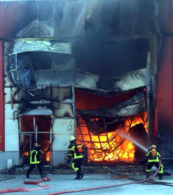 Kayseri'de sünger deposu yangında kül oldu