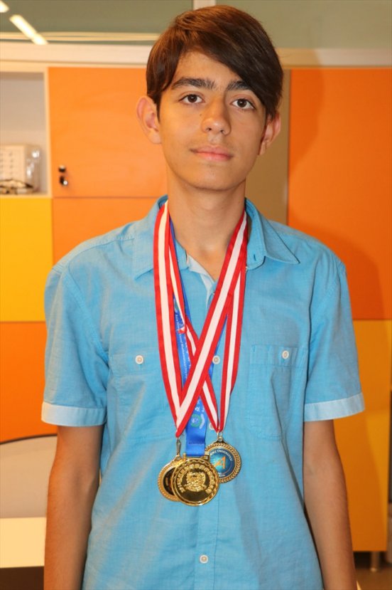 Matematik tutkunu genç yarışmada altın madalya kazandı