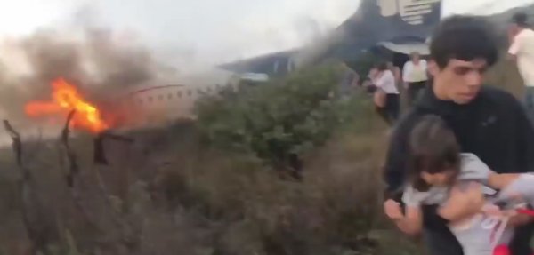 Meksika'da düşen uçağın yere çakılma anları ortaya çıktı