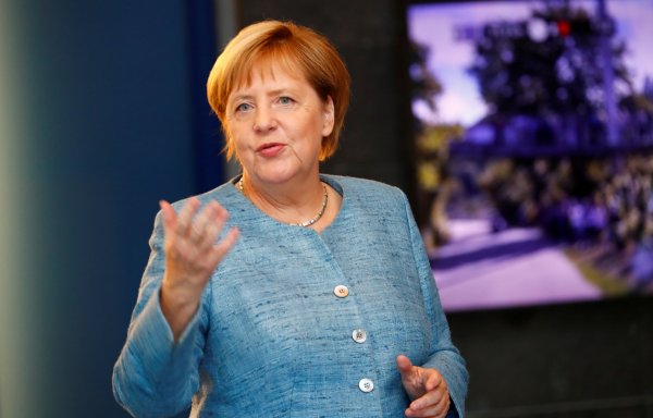 Merkel Mesut Özil tartışmalarında geri vites yaptı