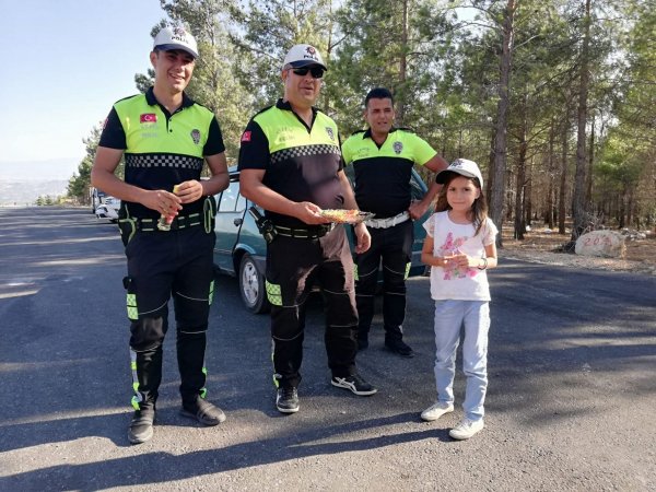 Mersin'de polis ekiplerinden yolculara bayram ikramı
