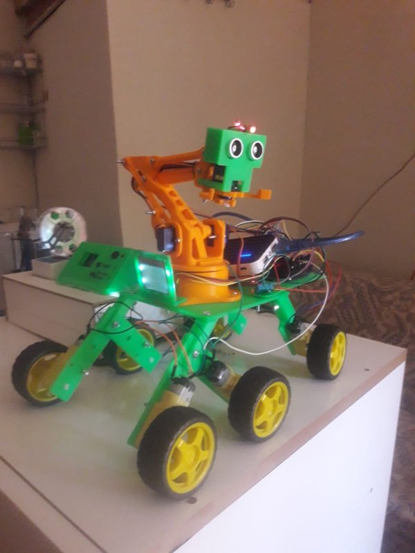 Öğrenciler ses komutu ile hareket eden robot üretti