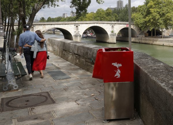 Paris sokaklarına açık hava pisuvarı