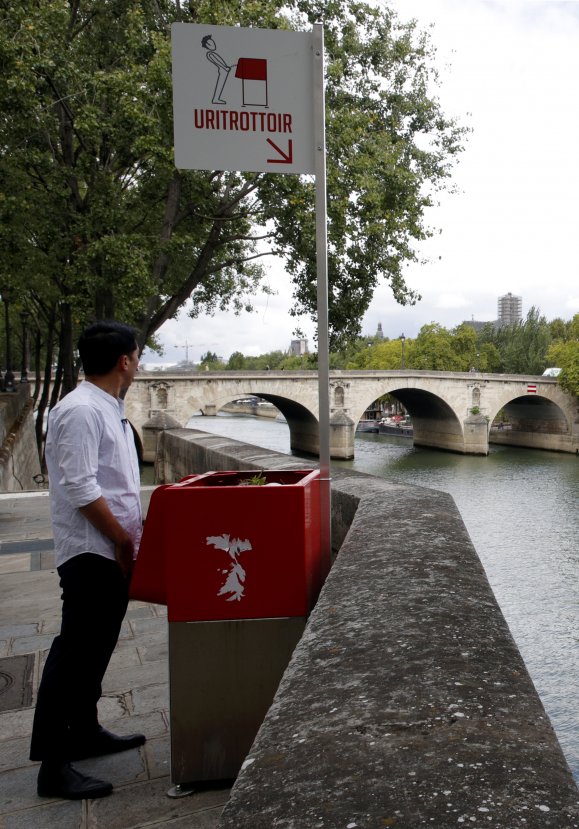 Paris sokaklarına açık hava pisuvarı