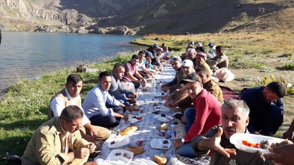 PKK'dan temizlenen İkiyaka Dağları'nda halay keyfi
