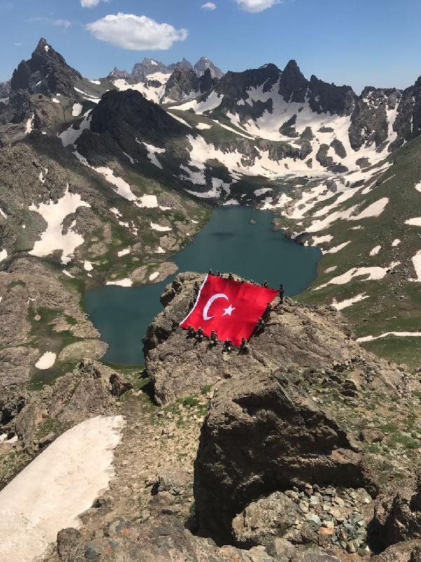 PKK'dan temizlenen İkiyaka Dağları'nda halay keyfi