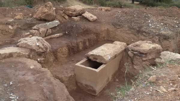 Roma ve Helenistik döneme ait mezarlar bulundu