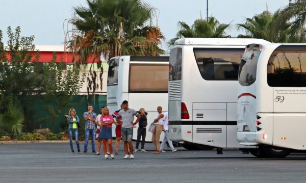 Rus turistleri taşıyan midibüse tır çarptı