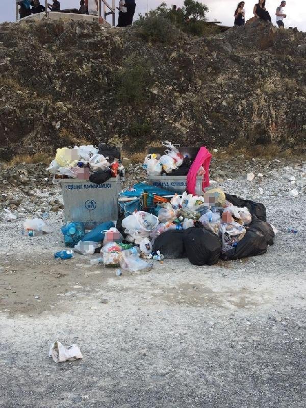 Salda Gölü çevresinde çöp kirliliği