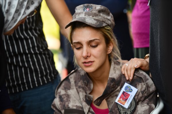 Şehit polisi, eşi üniformayla karşıladı