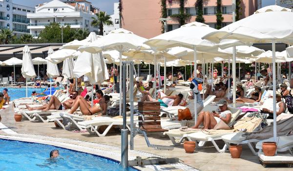 Tatilciler, Marmaris'te plaj ve havuzları doldurdu