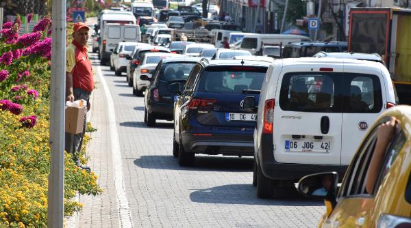 Tatilciler, Marmaris'te plaj ve havuzları doldurdu