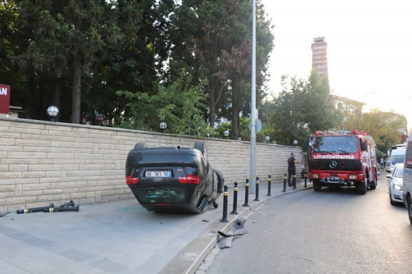 Üsküdar ’da otomobil takla attı: 2 yaralı