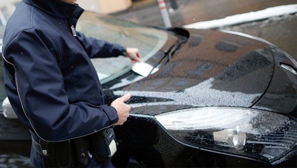 Viyana'da polisler tanıdık araçların cezalarını siliyor