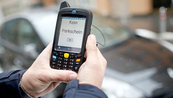 Viyana'da polisler tanıdık araçların cezalarını siliyor