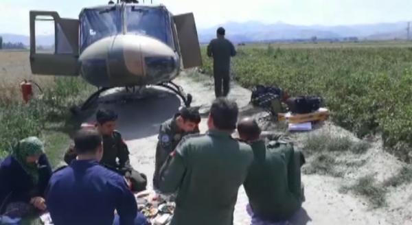 Zorunlu iniş yapan helikopterdeki askerlere yer sofrası