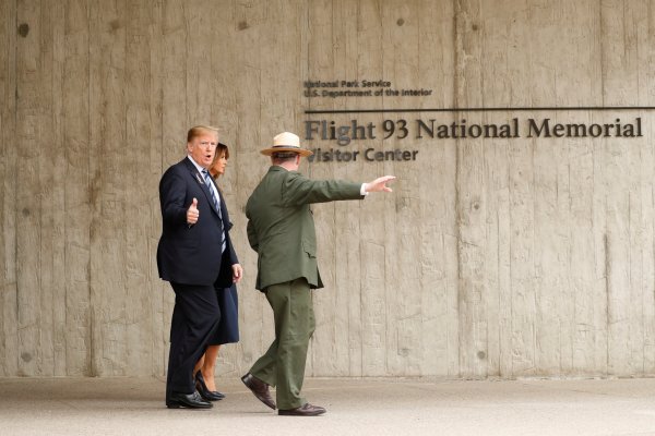 11 Eylül anma etkinliklerinde Trump'tan zafer işareti