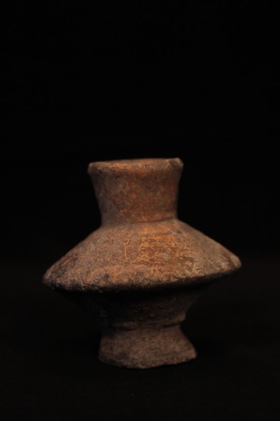 2 bin 200 yıllık mezarda göz kremi kabı bulundu