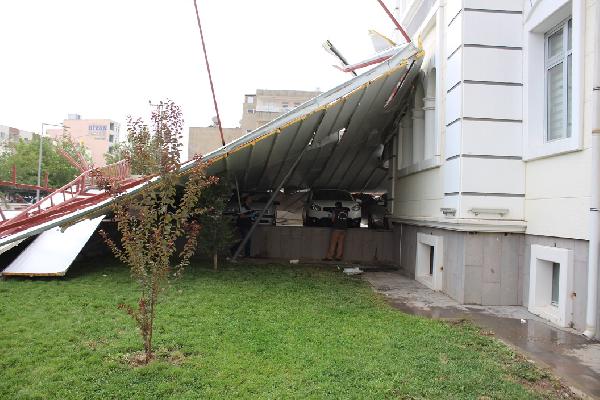50 metre uçan çatı kaymakamlık bahçesine düştü