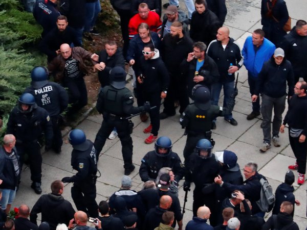 Almanya'da polisler göçmen karşıtlarına saldırdı