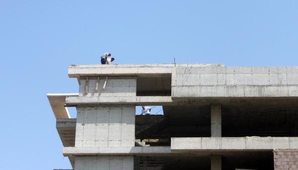 Antalya'da 9 katlı inşaatın çatısına çıkıp dua etti