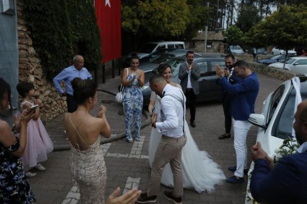 Antalya'da düğüne haciz geldi