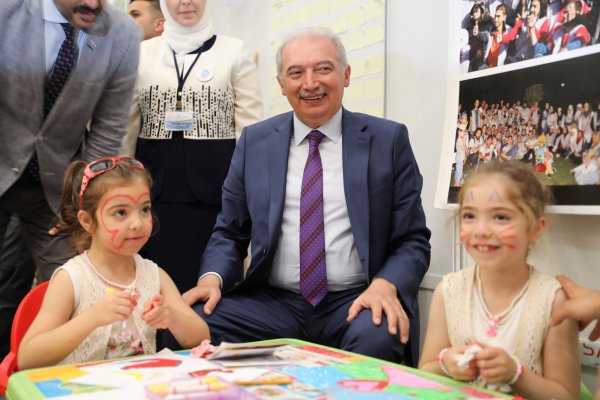 Başkan Uysal, Arapça Kitap Fuarı'nı ziyaret etti